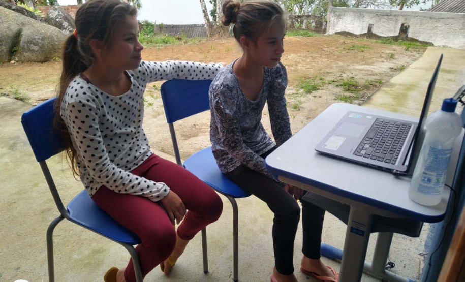 Professores realizam tutoria pedagógica via Meet com alunos das ilhas do litoral paranaense. Foto:SEED