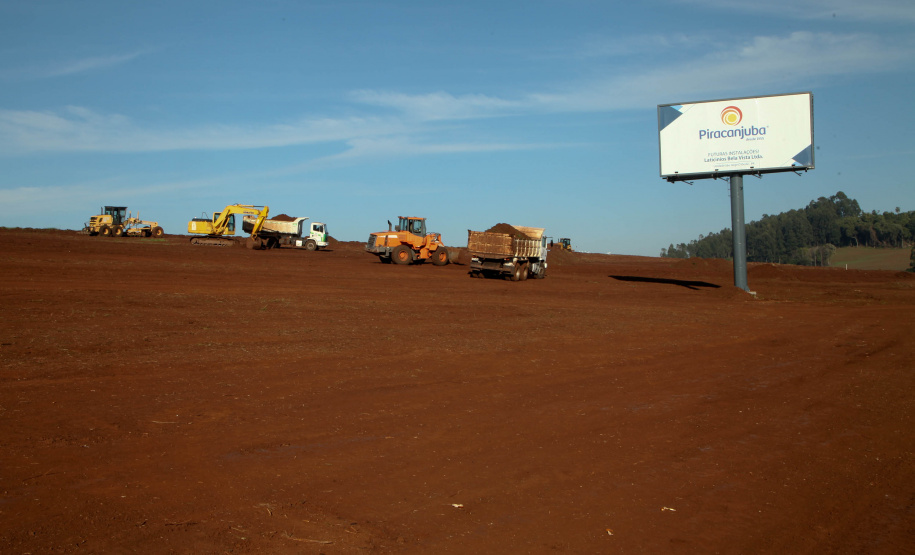 Piracanjuba São Jorge D'Oeste, município com pouco mais de 9 mil habitantes, no Sudoeste do Paraná, vai abrigar a maior fábrica de queijo do Brasil. A unidade é da Piracanjuba e ficará em um espaço de 48,74 hectares, nas margens da PR-281. O anúncio foi feito nesta terça-feira (21), em solenidade com a presença do governador Carlos Massa Ratinho Junior. Ari Dias/AEN