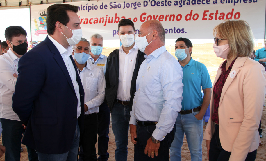 Piracanjuba São Jorge D'Oeste, município com pouco mais de 9 mil habitantes, no Sudoeste do Paraná, vai abrigar a maior fábrica de queijo do Brasil. A unidade é da Piracanjuba e ficará em um espaço de 48,74 hectares, nas margens da PR-281. O anúncio foi feito nesta terça-feira (21), em solenidade com a presença do governador Carlos Massa Ratinho Junior. Ari Dias/AEN