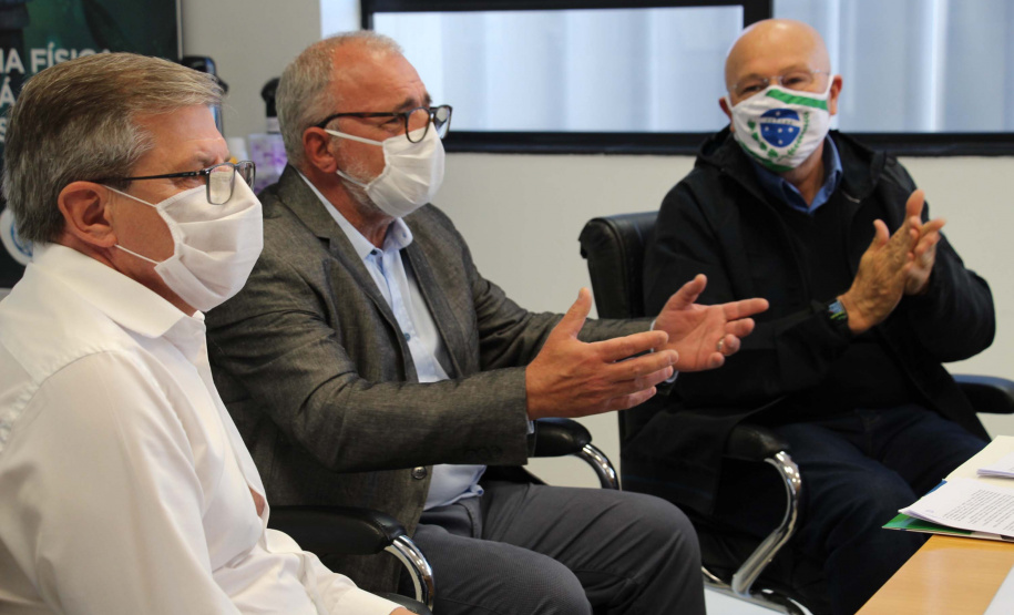 Para levar mais inclusão aos paranaenses, a Secretaria da Justiça, Família e Trabalho do Governo, em parceria com a Companhia de Habitação do Paraná e as Prefeituras de Santa Cruz do Monte Castelo e Querência do Norte firmaram nesta terça-feira (21) um plano de trabalho para construção de 71 unidades habitacionais