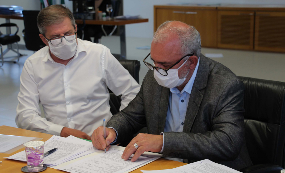 Para levar mais inclusão aos paranaenses, a Secretaria da Justiça, Família e Trabalho do Governo, em parceria com a Companhia de Habitação do Paraná e as Prefeituras de Santa Cruz do Monte Castelo e Querência do Norte firmaram nesta terça-feira (21) um plano de trabalho para construção de 71 unidades habitacionais