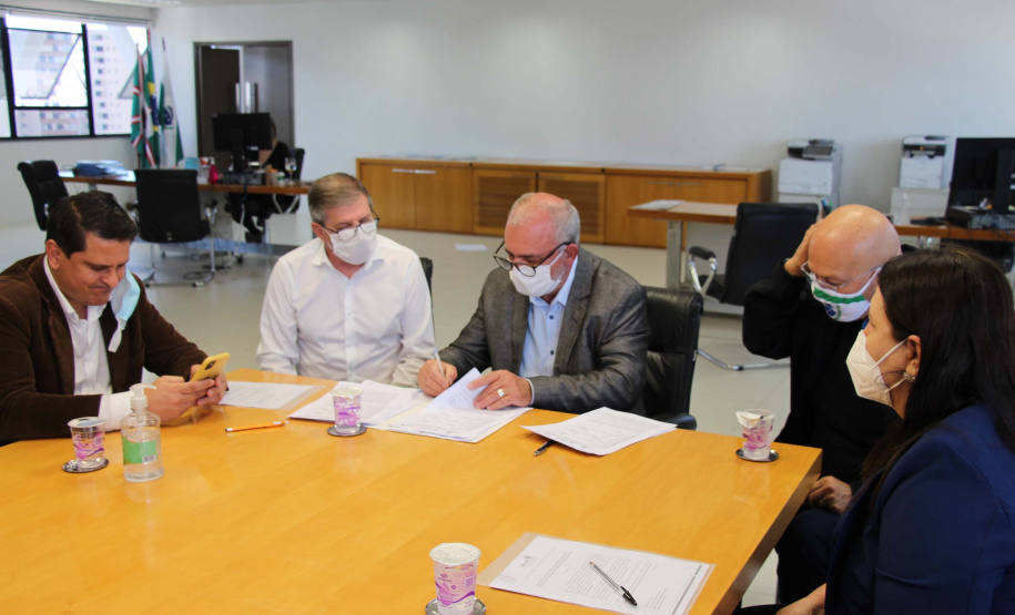 Para levar mais inclusão aos paranaenses, a Secretaria da Justiça, Família e Trabalho do Governo, em parceria com a Companhia de Habitação do Paraná e as Prefeituras de Santa Cruz do Monte Castelo e Querência do Norte firmaram nesta terça-feira (21) um plano de trabalho para construção de 71 unidades habitacionais