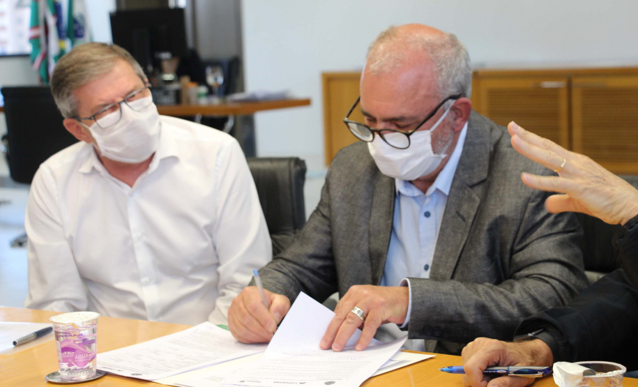 Para levar mais inclusão aos paranaenses, a Secretaria da Justiça, Família e Trabalho do Governo, em parceria com a Companhia de Habitação do Paraná e as Prefeituras de Santa Cruz do Monte Castelo e Querência do Norte firmaram nesta terça-feira (21) um plano de trabalho para construção de 71 unidades habitacionais