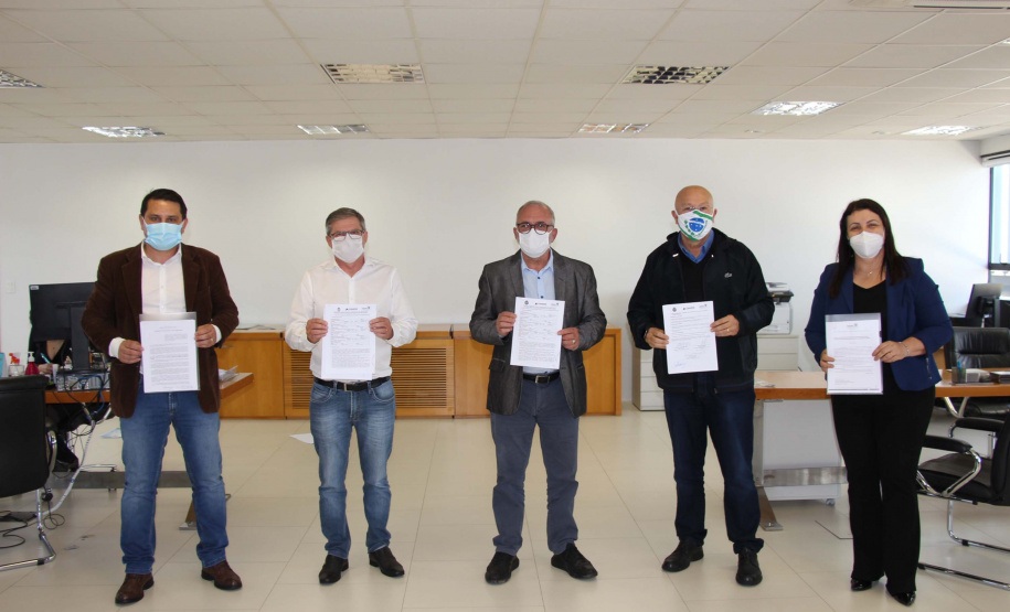 Para levar mais inclusão aos paranaenses, a Secretaria da Justiça, Família e Trabalho do Governo, em parceria com a Companhia de Habitação do Paraná e as Prefeituras de Santa Cruz do Monte Castelo e Querência do Norte firmaram nesta terça-feira (21) um plano de trabalho para construção de 71 unidades habitacionais