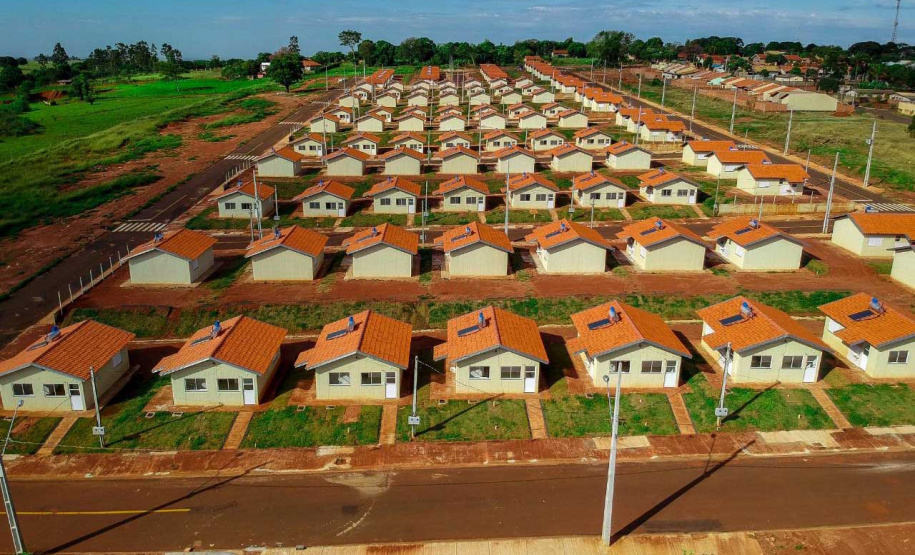 Representantes do Governo do Estado, Governo Federal e da Prefeitura de Lupionópolis entregaram nesta terça-feira (21) as chaves de 100 novas casas populares a famílias do município, na região Norte do Paraná. A construção do Conjunto Habitacional Afonso Merissi recebeu um investimento de R$ 6,6 milhões em recursos do Fundo de Arrendamento Residencial (FAR), utilizado para subsidiar até 90% do custo das moradias. 

Foto: André Souza
