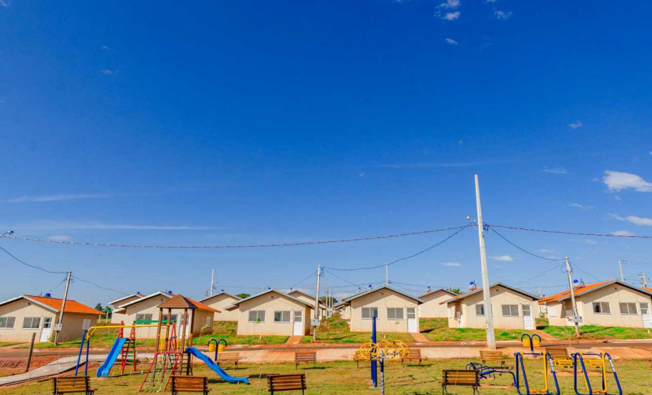 Representantes do Governo do Estado, Governo Federal e da Prefeitura de Lupionópolis entregaram nesta terça-feira (21) as chaves de 100 novas casas populares a famílias do município, na região Norte do Paraná. A construção do Conjunto Habitacional Afonso Merissi recebeu um investimento de R$ 6,6 milhões em recursos do Fundo de Arrendamento Residencial (FAR), utilizado para subsidiar até 90% do custo das moradias. 

Foto: André Souza