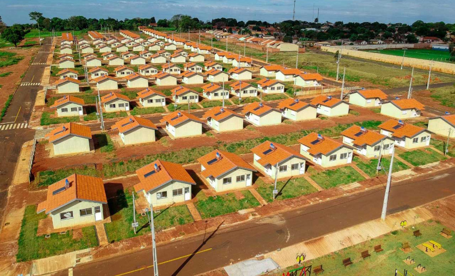 Representantes do Governo do Estado, Governo Federal e da Prefeitura de Lupionópolis entregaram nesta terça-feira (21) as chaves de 100 novas casas populares a famílias do município, na região Norte do Paraná. A construção do Conjunto Habitacional Afonso Merissi recebeu um investimento de R$ 6,6 milhões em recursos do Fundo de Arrendamento Residencial (FAR), utilizado para subsidiar até 90% do custo das moradias. 

Foto: André Souza