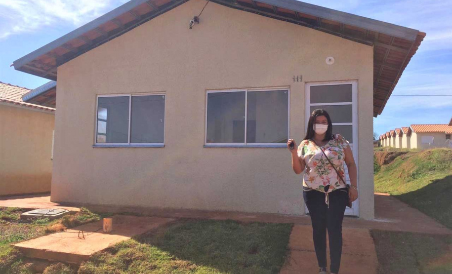 Representantes do Governo do Estado, Governo Federal e da Prefeitura de Lupionópolis entregaram nesta terça-feira (21) as chaves de 100 novas casas populares a famílias do município, na região Norte do Paraná. A construção do Conjunto Habitacional Afonso Merissi recebeu um investimento de R$ 6,6 milhões em recursos do Fundo de Arrendamento Residencial (FAR), utilizado para subsidiar até 90% do custo das moradias. 

Foto: André Souza