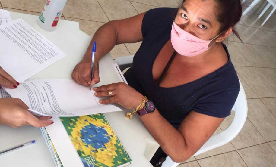 Representantes do Governo do Estado, Governo Federal e da Prefeitura de Lupionópolis entregaram nesta terça-feira (21) as chaves de 100 novas casas populares a famílias do município, na região Norte do Paraná. A construção do Conjunto Habitacional Afonso Merissi recebeu um investimento de R$ 6,6 milhões em recursos do Fundo de Arrendamento Residencial (FAR), utilizado para subsidiar até 90% do custo das moradias. 

Foto: André Souza
