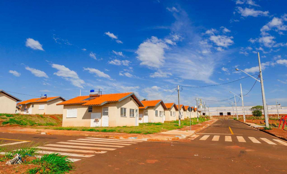 Representantes do Governo do Estado, Governo Federal e da Prefeitura de Lupionópolis entregaram nesta terça-feira (21) as chaves de 100 novas casas populares a famílias do município, na região Norte do Paraná. A construção do Conjunto Habitacional Afonso Merissi recebeu um investimento de R$ 6,6 milhões em recursos do Fundo de Arrendamento Residencial (FAR), utilizado para subsidiar até 90% do custo das moradias. 

Foto: André Souza