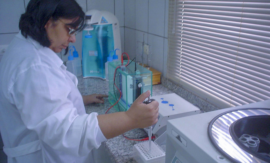 Uma pesquisa da Universidade Estadual de Maringá (UEM) está analisando se produtos naturais podem ser usados no combate ao coronavírus. Conduzida pelo professor doutor Flavio Seixas, a pesquisa busca identificar substâncias que bloqueiem as enzimas responsáveis pela multiplicação do vírus.
Foto:UEM