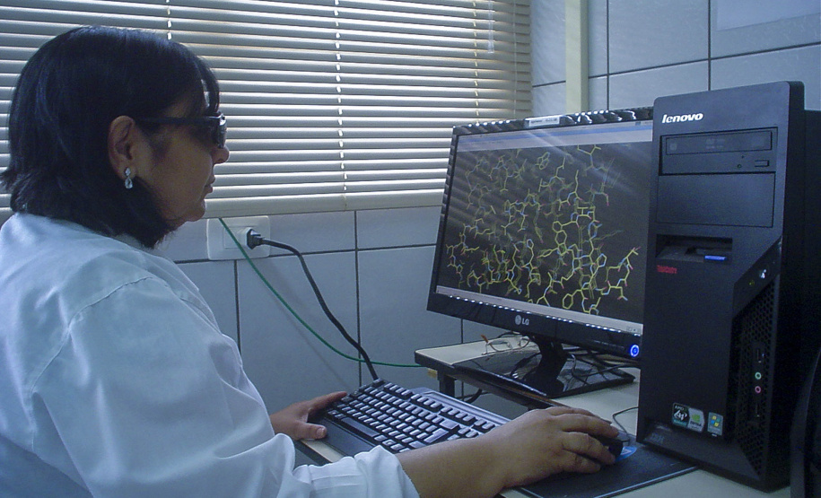 Uma pesquisa da Universidade Estadual de Maringá (UEM) está analisando se produtos naturais podem ser usados no combate ao coronavírus. Conduzida pelo professor doutor Flavio Seixas, a pesquisa busca identificar substâncias que bloqueiem as enzimas responsáveis pela multiplicação do vírus.
Foto:UEM