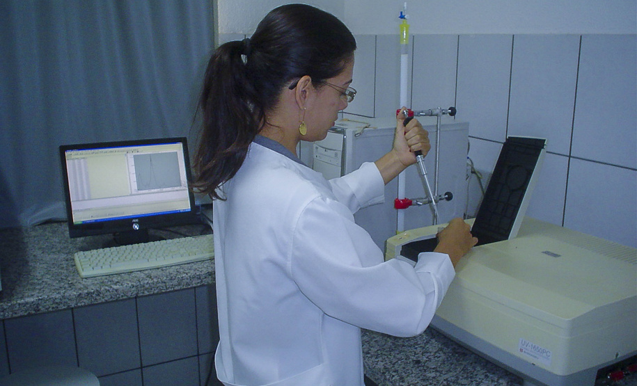 Uma pesquisa da Universidade Estadual de Maringá (UEM) está analisando se produtos naturais podem ser usados no combate ao coronavírus. Conduzida pelo professor doutor Flavio Seixas, a pesquisa busca identificar substâncias que bloqueiem as enzimas responsáveis pela multiplicação do vírus.
Foto:UEM