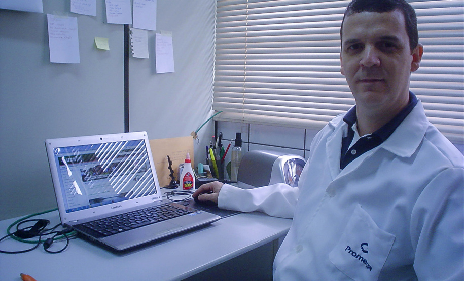 Uma pesquisa da Universidade Estadual de Maringá (UEM) está analisando se produtos naturais podem ser usados no combate ao coronavírus. Conduzida pelo professor doutor Flavio Seixas, a pesquisa busca identificar substâncias que bloqueiem as enzimas responsáveis pela multiplicação do vírus.
Foto:UEM