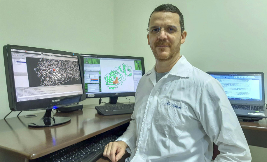 Uma pesquisa da Universidade Estadual de Maringá (UEM) está analisando se produtos naturais podem ser usados no combate ao coronavírus. Conduzida pelo professor doutor Flavio Seixas, a pesquisa busca identificar substâncias que bloqueiem as enzimas responsáveis pela multiplicação do vírus.
Foto:UEM