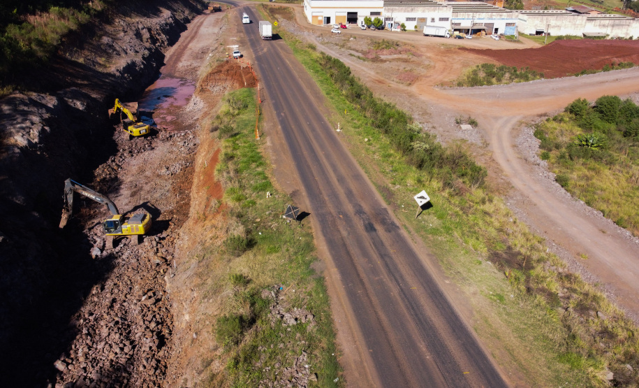 Contorno Francisco Beltrao Serviços de terraplanagem, pavimentação e drenagem do Contorno Noroeste em Francisco Beltrao, que irá tirar o tráfego pesado de caminhões de dentro da cidade. O acesso rodoviário terá 5,2 quilômetros de extensão, ligando a PR-180 com a PR-483, e contará com cinco trincheiras e viadutos, duas faixas, além de acostamentos com 2,5 metros de largura e mais de dois quilômetros de terceiras faixas.Foto: Geraldo Bubniak/AEN