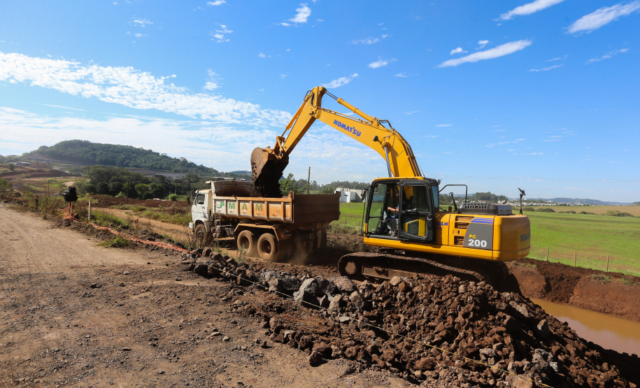 Contorno Francisco Beltrao Serviços de terraplanagem, pavimentação e drenagem do Contorno Noroeste em Francisco Beltrao, que irá tirar o tráfego pesado de caminhões de dentro da cidade. O acesso rodoviário terá 5,2 quilômetros de extensão, ligando a PR-180 com a PR-483, e contará com cinco trincheiras e viadutos, duas faixas, além de acostamentos com 2,5 metros de largura e mais de dois quilômetros de terceiras faixas.Foto: Geraldo Bubniak/AEN