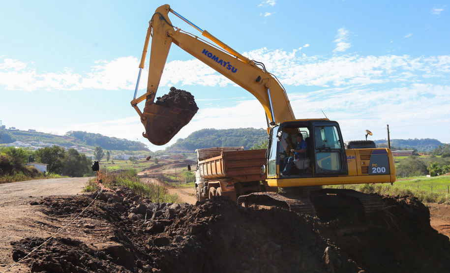 Contorno Francisco Beltrao Serviços de terraplanagem, pavimentação e drenagem do Contorno Noroeste em Francisco Beltrao, que irá tirar o tráfego pesado de caminhões de dentro da cidade. O acesso rodoviário terá 5,2 quilômetros de extensão, ligando a PR-180 com a PR-483, e contará com cinco trincheiras e viadutos, duas faixas, além de acostamentos com 2,5 metros de largura e mais de dois quilômetros de terceiras faixas.Foto: Geraldo Bubniak/AEN