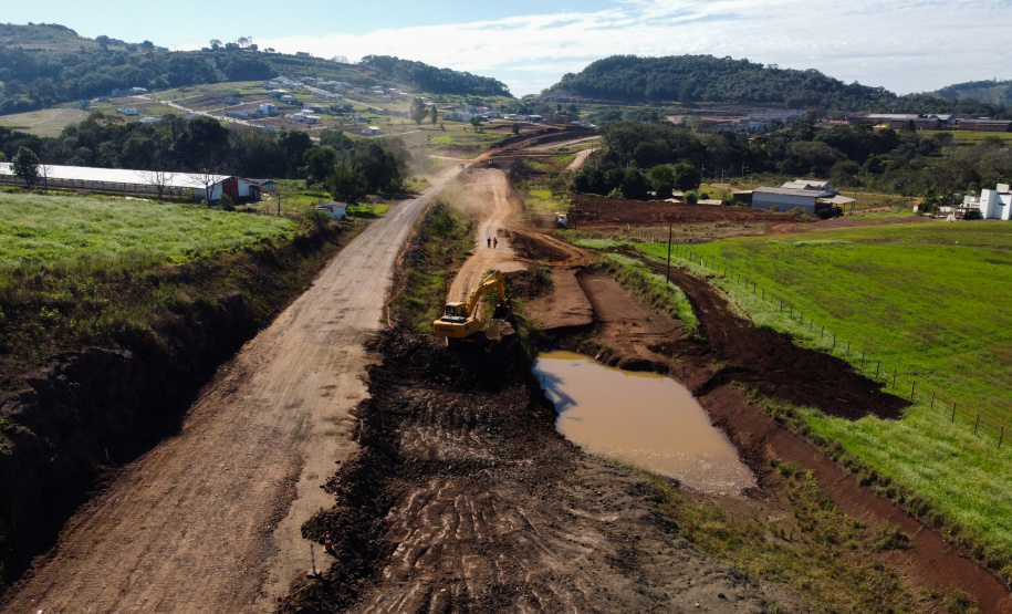 Contorno Francisco Beltrao Serviços de terraplanagem, pavimentação e drenagem do Contorno Noroeste em Francisco Beltrao, que irá tirar o tráfego pesado de caminhões de dentro da cidade. O acesso rodoviário terá 5,2 quilômetros de extensão, ligando a PR-180 com a PR-483, e contará com cinco trincheiras e viadutos, duas faixas, além de acostamentos com 2,5 metros de largura e mais de dois quilômetros de terceiras faixas.Foto: Geraldo Bubniak/AEN