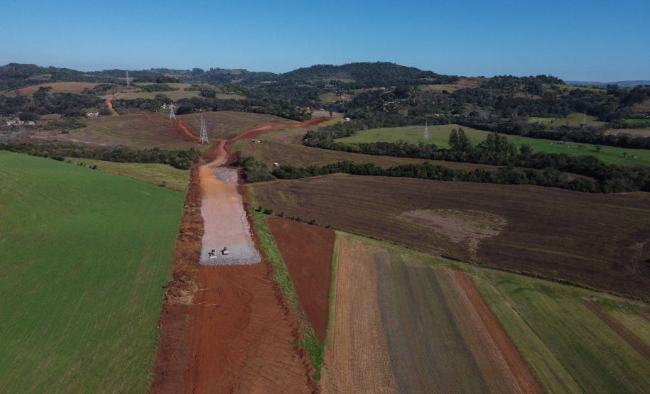 Contorno Francisco Beltrao Serviços de terraplanagem, pavimentação e drenagem do Contorno Noroeste em Francisco Beltrao, que irá tirar o tráfego pesado de caminhões de dentro da cidade. O acesso rodoviário terá 5,2 quilômetros de extensão, ligando a PR-180 com a PR-483, e contará com cinco trincheiras e viadutos, duas faixas, além de acostamentos com 2,5 metros de largura e mais de dois quilômetros de terceiras faixas.Foto: Geraldo Bubniak/AEN