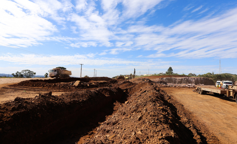 Contorno Francisco Beltrao Serviços de terraplanagem, pavimentação e drenagem do Contorno Noroeste em Francisco Beltrao, que irá tirar o tráfego pesado de caminhões de dentro da cidade. O acesso rodoviário terá 5,2 quilômetros de extensão, ligando a PR-180 com a PR-483, e contará com cinco trincheiras e viadutos, duas faixas, além de acostamentos com 2,5 metros de largura e mais de dois quilômetros de terceiras faixas.Foto: Geraldo Bubniak/AEN