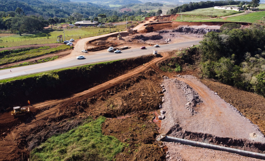 Contorno Francisco Beltrao Serviços de terraplanagem, pavimentação e drenagem do Contorno Noroeste em Francisco Beltrao, que irá tirar o tráfego pesado de caminhões de dentro da cidade. O acesso rodoviário terá 5,2 quilômetros de extensão, ligando a PR-180 com a PR-483, e contará com cinco trincheiras e viadutos, duas faixas, além de acostamentos com 2,5 metros de largura e mais de dois quilômetros de terceiras faixas.Foto: Geraldo Bubniak/AEN