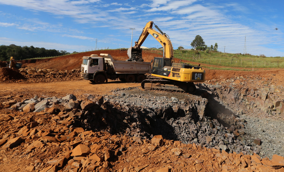 Contorno Francisco Beltrao Serviços de terraplanagem, pavimentação e drenagem do Contorno Noroeste em Francisco Beltrao, que irá tirar o tráfego pesado de caminhões de dentro da cidade. O acesso rodoviário terá 5,2 quilômetros de extensão, ligando a PR-180 com a PR-483, e contará com cinco trincheiras e viadutos, duas faixas, além de acostamentos com 2,5 metros de largura e mais de dois quilômetros de terceiras faixas.Foto: Geraldo Bubniak/AEN