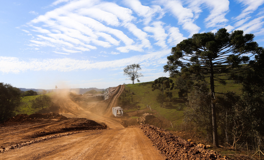 Contorno Francisco Beltrao Serviços de terraplanagem, pavimentação e drenagem do Contorno Noroeste em Francisco Beltrao, que irá tirar o tráfego pesado de caminhões de dentro da cidade. O acesso rodoviário terá 5,2 quilômetros de extensão, ligando a PR-180 com a PR-483, e contará com cinco trincheiras e viadutos, duas faixas, além de acostamentos com 2,5 metros de largura e mais de dois quilômetros de terceiras faixas.Foto: Geraldo Bubniak/AEN