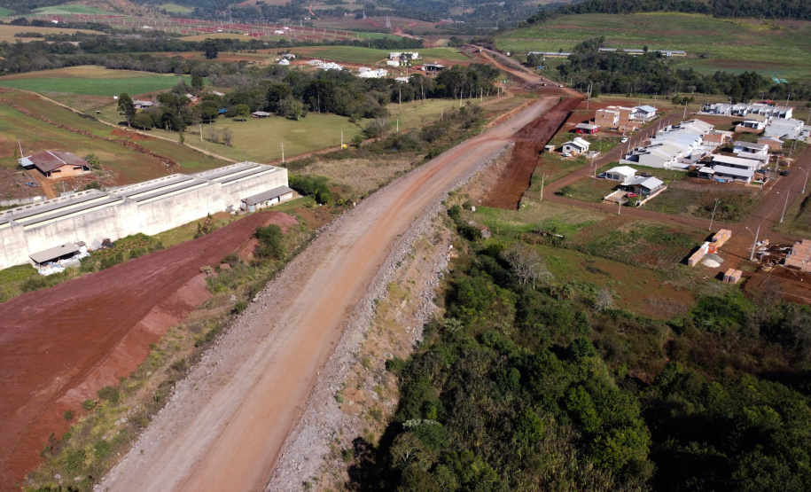 Contorno Francisco Beltrao Serviços de terraplanagem, pavimentação e drenagem do Contorno Noroeste em Francisco Beltrao, que irá tirar o tráfego pesado de caminhões de dentro da cidade. O acesso rodoviário terá 5,2 quilômetros de extensão, ligando a PR-180 com a PR-483, e contará com cinco trincheiras e viadutos, duas faixas, além de acostamentos com 2,5 metros de largura e mais de dois quilômetros de terceiras faixas.Foto: Geraldo Bubniak/AEN