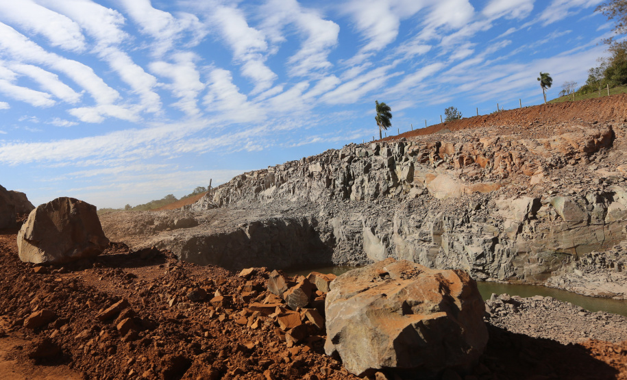 Contorno Francisco Beltrao Serviços de terraplanagem, pavimentação e drenagem do Contorno Noroeste em Francisco Beltrao, que irá tirar o tráfego pesado de caminhões de dentro da cidade. O acesso rodoviário terá 5,2 quilômetros de extensão, ligando a PR-180 com a PR-483, e contará com cinco trincheiras e viadutos, duas faixas, além de acostamentos com 2,5 metros de largura e mais de dois quilômetros de terceiras faixas.Foto: Geraldo Bubniak/AEN