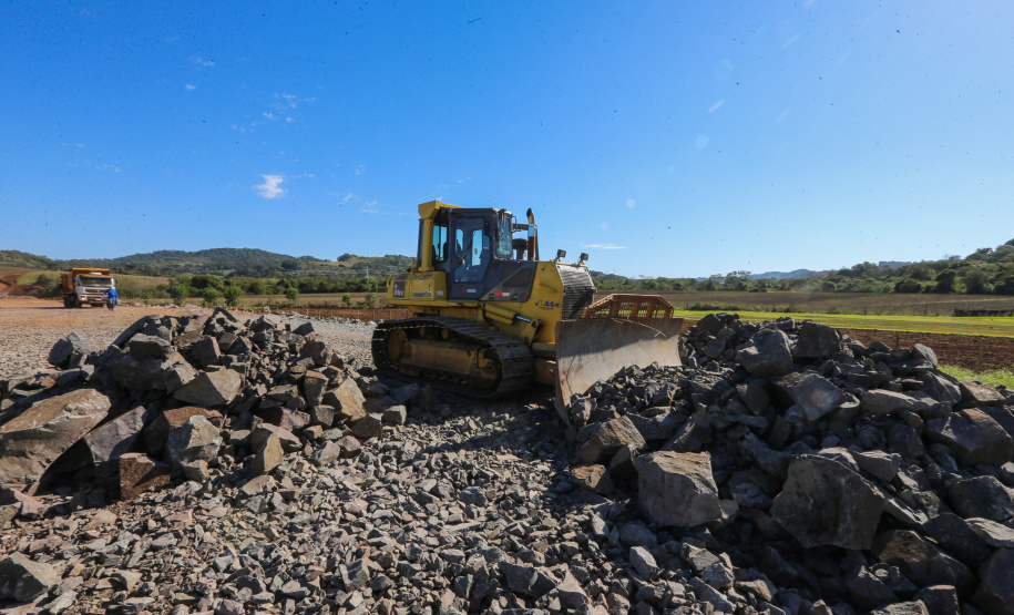 Contorno Francisco Beltrao Serviços de terraplanagem, pavimentação e drenagem do Contorno Noroeste em Francisco Beltrao, que irá tirar o tráfego pesado de caminhões de dentro da cidade. O acesso rodoviário terá 5,2 quilômetros de extensão, ligando a PR-180 com a PR-483, e contará com cinco trincheiras e viadutos, duas faixas, além de acostamentos com 2,5 metros de largura e mais de dois quilômetros de terceiras faixas.Foto: Geraldo Bubniak/AEN