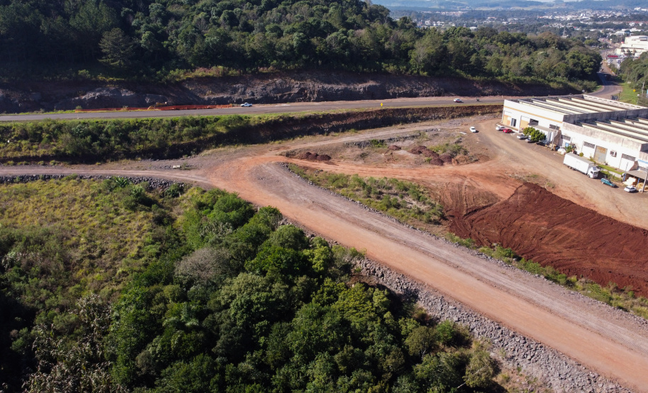 Contorno Francisco Beltrao Serviços de terraplanagem, pavimentação e drenagem do Contorno Noroeste em Francisco Beltrao, que irá tirar o tráfego pesado de caminhões de dentro da cidade. O acesso rodoviário terá 5,2 quilômetros de extensão, ligando a PR-180 com a PR-483, e contará com cinco trincheiras e viadutos, duas faixas, além de acostamentos com 2,5 metros de largura e mais de dois quilômetros de terceiras faixas.Foto: Geraldo Bubniak/AEN