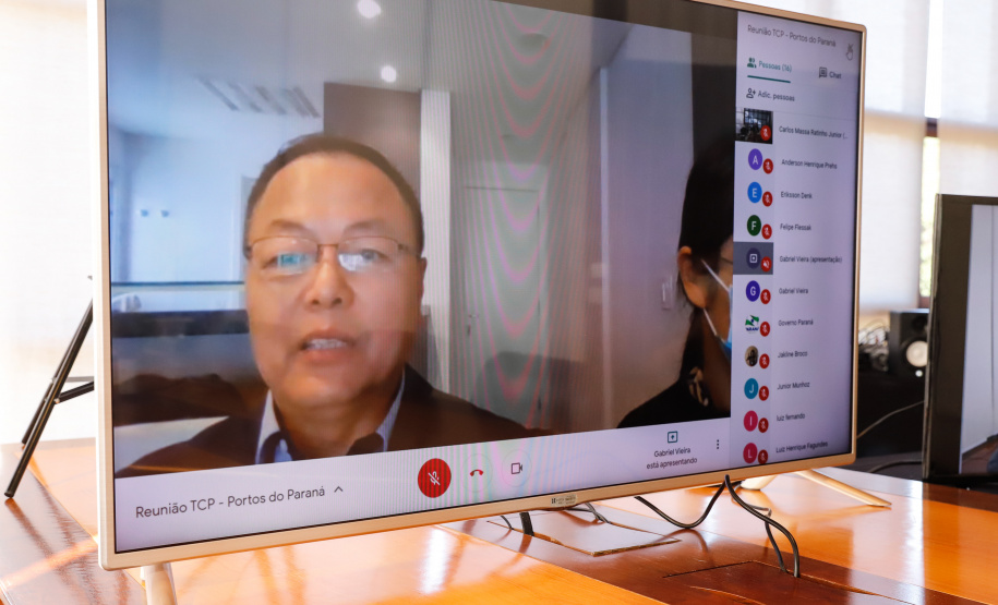 O governador Carlos Massa Ratinho Junior conheceu nesta quarta-feira (22) um projeto elaborado pela empresa Terminal de Contêineres de Paranaguá (TCP), que planeja investir cerca de R$ 2,5 bilhões nos próximos anos no Porto de Paranaguá e gerar 10 mil empregos.