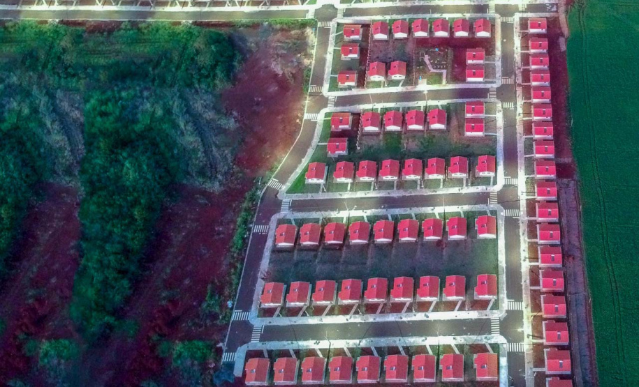 Cem famílias de Santa Mariana, município da região Norte do Paraná, receberam nesta quinta-feira (23) as chaves da casa própria. Elas são as novas proprietárias do Residencial Albertino Delamuta, que recebeu um investimento de R$ 6,6 milhões do Governo do Estado, Governo Federal e prefeitura. Foto:Pizolato
