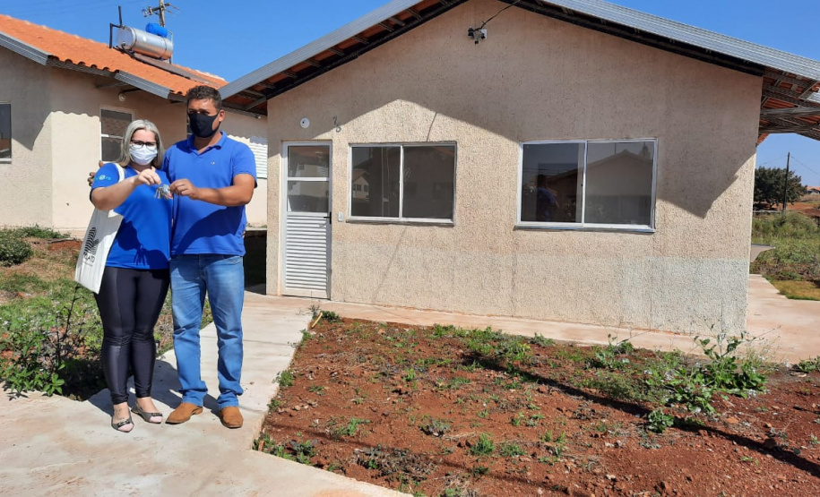 Cem famílias de Santa Mariana, município da região Norte do Paraná, receberam nesta quinta-feira (23) as chaves da casa própria. Elas são as novas proprietárias do Residencial Albertino Delamuta, que recebeu um investimento de R$ 6,6 milhões do Governo do Estado, Governo Federal e prefeitura. Foto:Pizolato