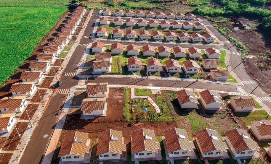 Cem famílias de Santa Mariana, município da região Norte do Paraná, receberam nesta quinta-feira (23) as chaves da casa própria. Elas são as novas proprietárias do Residencial Albertino Delamuta, que recebeu um investimento de R$ 6,6 milhões do Governo do Estado, Governo Federal e prefeitura. Foto:Pizolato