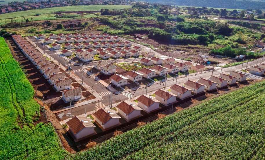 Cem famílias de Santa Mariana, município da região Norte do Paraná, receberam nesta quinta-feira (23) as chaves da casa própria. Elas são as novas proprietárias do Residencial Albertino Delamuta, que recebeu um investimento de R$ 6,6 milhões do Governo do Estado, Governo Federal e prefeitura. Foto:Pizolato