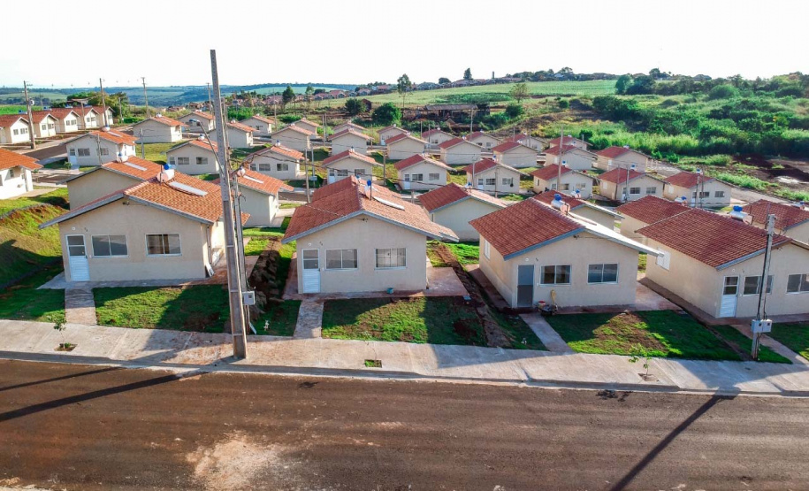 Cem famílias de Santa Mariana, município da região Norte do Paraná, receberam nesta quinta-feira (23) as chaves da casa própria. Elas são as novas proprietárias do Residencial Albertino Delamuta, que recebeu um investimento de R$ 6,6 milhões do Governo do Estado, Governo Federal e prefeitura. Foto:Pizolato
