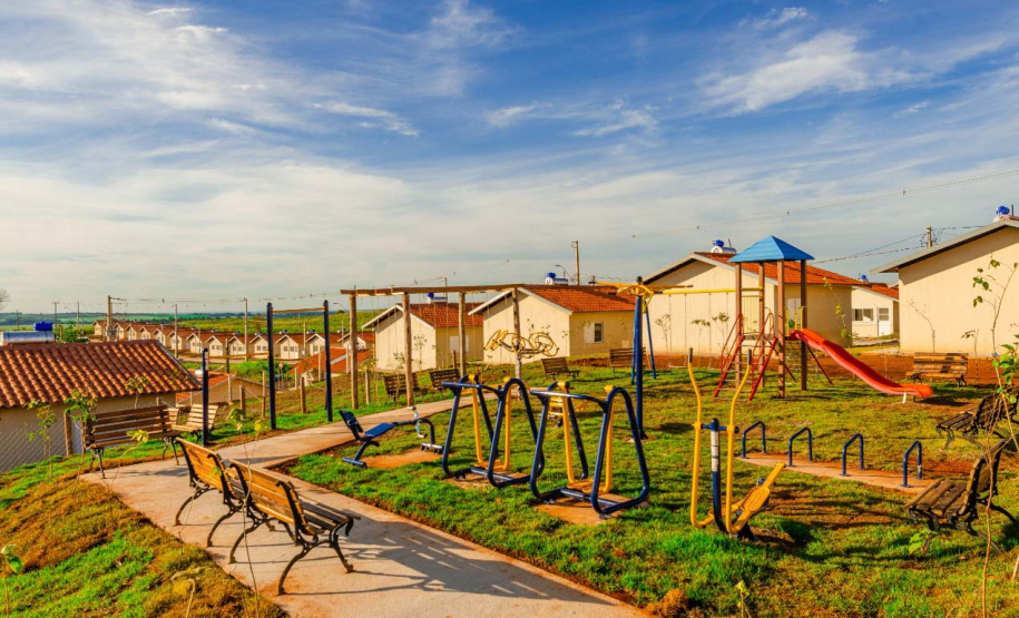 Cem famílias de Santa Mariana, município da região Norte do Paraná, receberam nesta quinta-feira (23) as chaves da casa própria. Elas são as novas proprietárias do Residencial Albertino Delamuta, que recebeu um investimento de R$ 6,6 milhões do Governo do Estado, Governo Federal e prefeitura. Foto:Pizolato