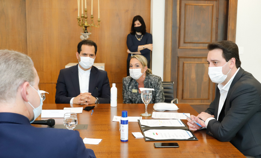 O governador Carlos Massa Ratinho Junior recebeu nesta sexta-feira (24) o embaixador do Irã no Brasil, Hossein Gharibi, e um empresário do país que planeja aumentar os investimentos no mercado de fertilizantes para a agricultura. O Irã é o principal comprador do milho paranaense e um dos principais destinos dos produtos do Estado no Oriente Médio. Na balança comercial, o Paraná importa grandes quantidades de ureia do país asiático.