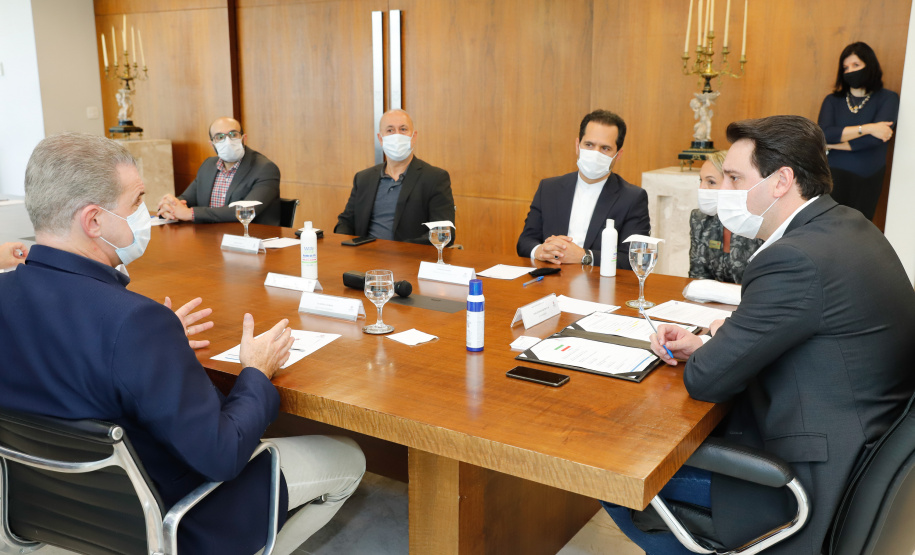 O governador Carlos Massa Ratinho Junior recebeu nesta sexta-feira (24) o embaixador do Irã no Brasil, Hossein Gharibi, e um empresário do país que planeja aumentar os investimentos no mercado de fertilizantes para a agricultura. O Irã é o principal comprador do milho paranaense e um dos principais destinos dos produtos do Estado no Oriente Médio. Na balança comercial, o Paraná importa grandes quantidades de ureia do país asiático.