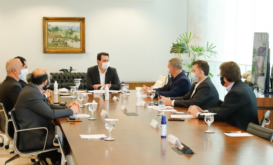 O governador Carlos Massa Ratinho Junior recebeu nesta sexta-feira (24) o embaixador do Irã no Brasil, Hossein Gharibi, e um empresário do país que planeja aumentar os investimentos no mercado de fertilizantes para a agricultura. O Irã é o principal comprador do milho paranaense e um dos principais destinos dos produtos do Estado no Oriente Médio. Na balança comercial, o Paraná importa grandes quantidades de ureia do país asiático.
