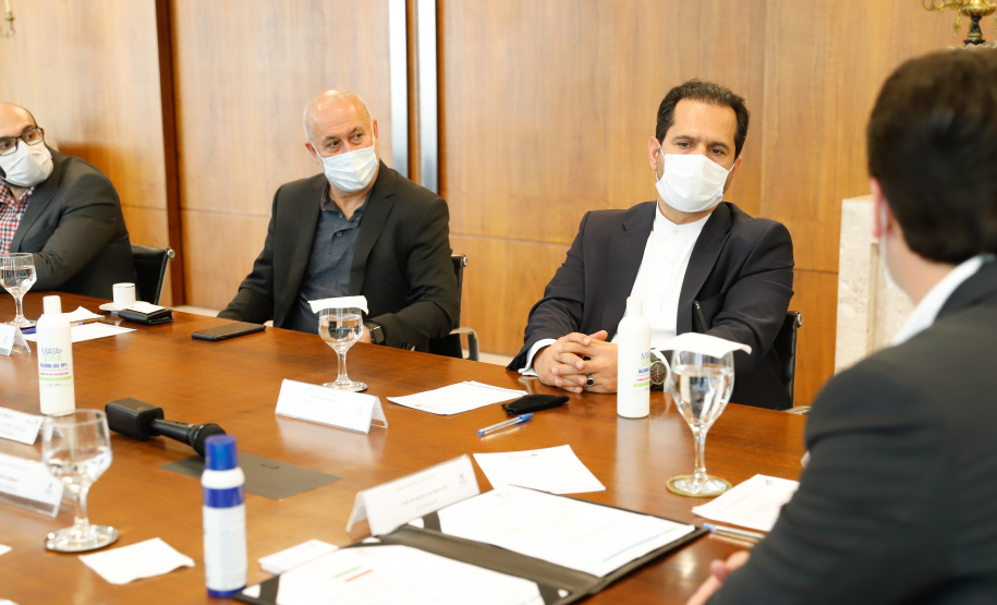 O governador Carlos Massa Ratinho Junior recebeu nesta sexta-feira (24) o embaixador do Irã no Brasil, Hossein Gharibi, e um empresário do país que planeja aumentar os investimentos no mercado de fertilizantes para a agricultura. O Irã é o principal comprador do milho paranaense e um dos principais destinos dos produtos do Estado no Oriente Médio. Na balança comercial, o Paraná importa grandes quantidades de ureia do país asiático.