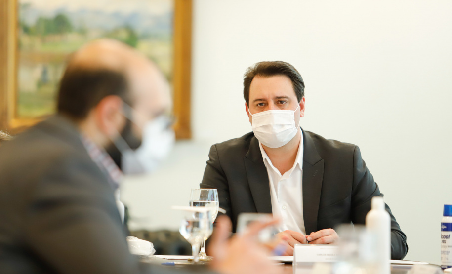 O governador Carlos Massa Ratinho Junior recebeu nesta sexta-feira (24) o embaixador do Irã no Brasil, Hossein Gharibi, e um empresário do país que planeja aumentar os investimentos no mercado de fertilizantes para a agricultura. O Irã é o principal comprador do milho paranaense e um dos principais destinos dos produtos do Estado no Oriente Médio. Na balança comercial, o Paraná importa grandes quantidades de ureia do país asiático.