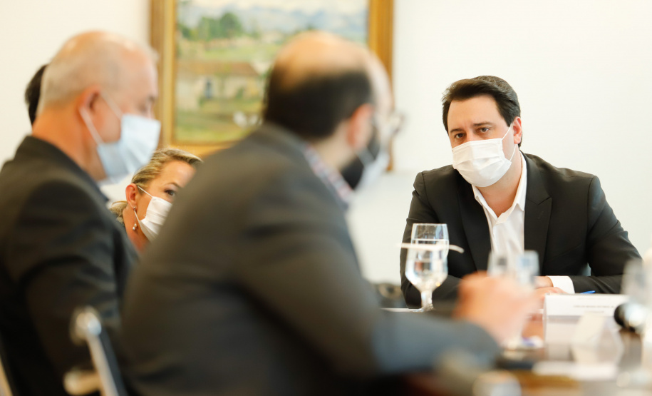 O governador Carlos Massa Ratinho Junior recebeu nesta sexta-feira (24) o embaixador do Irã no Brasil, Hossein Gharibi, e um empresário do país que planeja aumentar os investimentos no mercado de fertilizantes para a agricultura. O Irã é o principal comprador do milho paranaense e um dos principais destinos dos produtos do Estado no Oriente Médio. Na balança comercial, o Paraná importa grandes quantidades de ureia do país asiático.