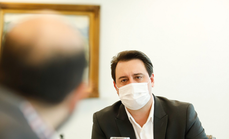 O governador Carlos Massa Ratinho Junior recebeu nesta sexta-feira (24) o embaixador do Irã no Brasil, Hossein Gharibi, e um empresário do país que planeja aumentar os investimentos no mercado de fertilizantes para a agricultura. O Irã é o principal comprador do milho paranaense e um dos principais destinos dos produtos do Estado no Oriente Médio. Na balança comercial, o Paraná importa grandes quantidades de ureia do país asiático.