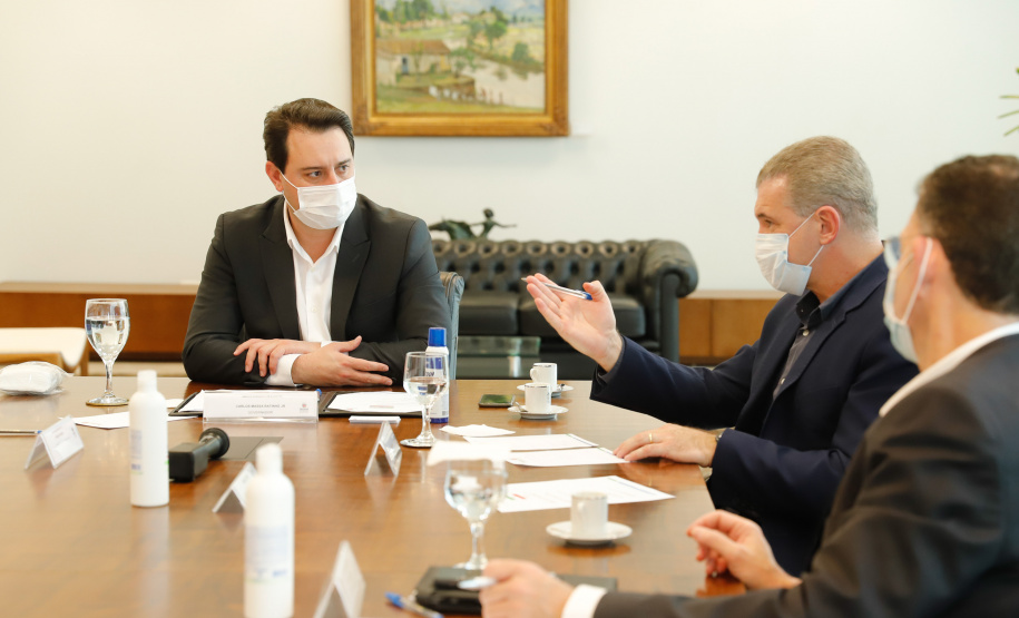 O governador Carlos Massa Ratinho Junior recebeu nesta sexta-feira (24) o embaixador do Irã no Brasil, Hossein Gharibi, e um empresário do país que planeja aumentar os investimentos no mercado de fertilizantes para a agricultura. O Irã é o principal comprador do milho paranaense e um dos principais destinos dos produtos do Estado no Oriente Médio. Na balança comercial, o Paraná importa grandes quantidades de ureia do país asiático.