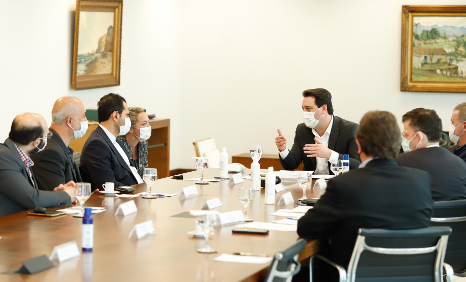 O governador Carlos Massa Ratinho Junior recebeu nesta sexta-feira (24) o embaixador do Irã no Brasil, Hossein Gharibi, e um empresário do país que planeja aumentar os investimentos no mercado de fertilizantes para a agricultura. O Irã é o principal comprador do milho paranaense e um dos principais destinos dos produtos do Estado no Oriente Médio. Na balança comercial, o Paraná importa grandes quantidades de ureia do país asiático.
