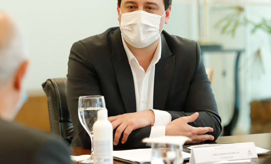 O governador Carlos Massa Ratinho Junior recebeu nesta sexta-feira (24) o embaixador do Irã no Brasil, Hossein Gharibi, e um empresário do país que planeja aumentar os investimentos no mercado de fertilizantes para a agricultura. O Irã é o principal comprador do milho paranaense e um dos principais destinos dos produtos do Estado no Oriente Médio. Na balança comercial, o Paraná importa grandes quantidades de ureia do país asiático.