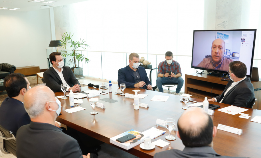 O governador Carlos Massa Ratinho Junior recebeu nesta sexta-feira (24) o embaixador do Irã no Brasil, Hossein Gharibi, e um empresário do país que planeja aumentar os investimentos no mercado de fertilizantes para a agricultura. O Irã é o principal comprador do milho paranaense e um dos principais destinos dos produtos do Estado no Oriente Médio. Na balança comercial, o Paraná importa grandes quantidades de ureia do país asiático.
